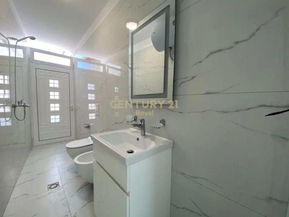 Tirane, jepet me qera ambjent biznesi Kati 1, 226 m² 2.300 € 