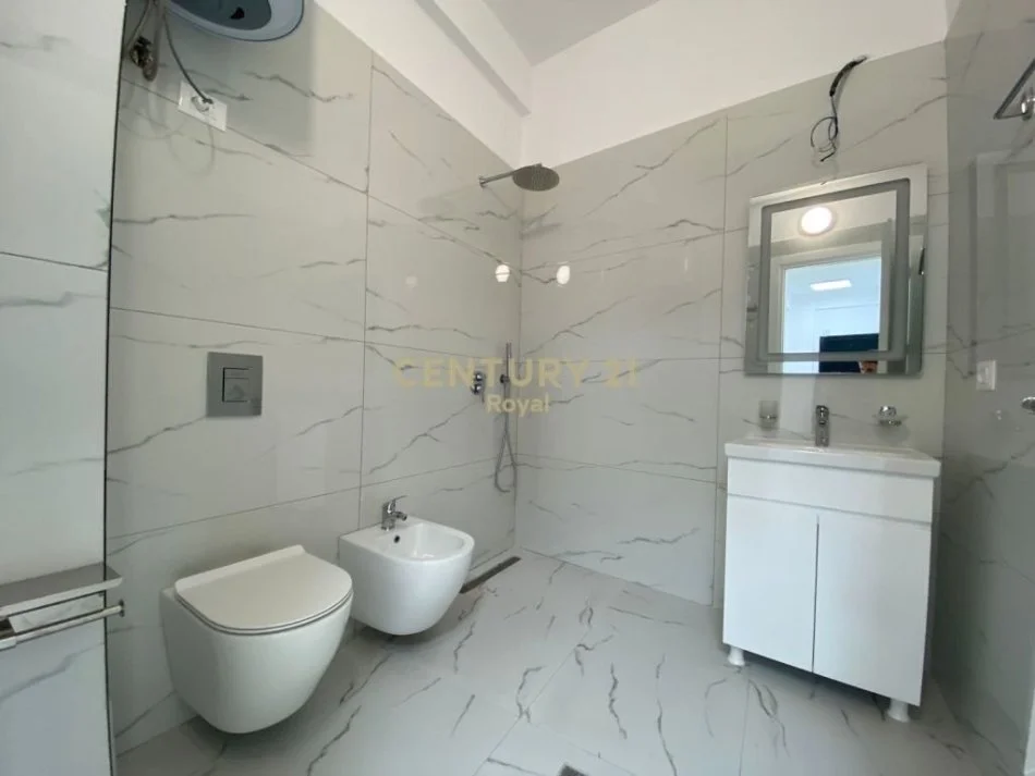 Tirane, jepet me qera ambjent biznesi Kati 1, 226 m² 2.300 € 