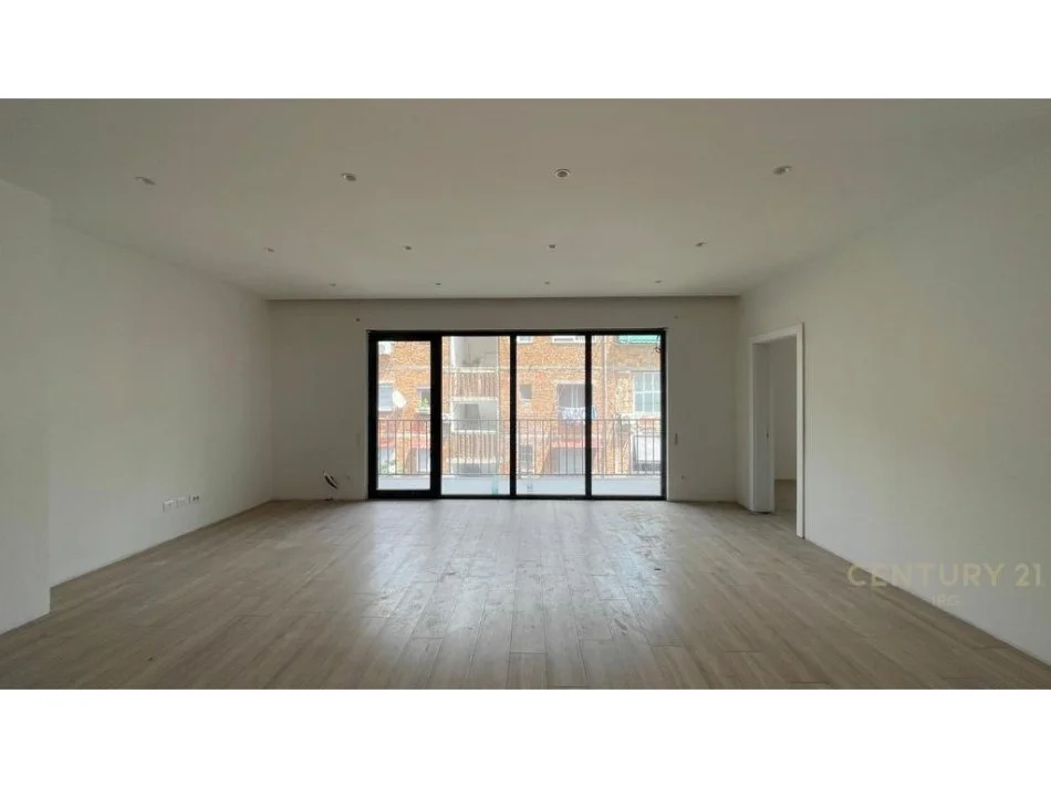 Tirane, jepet me qera zyre Kati 3, 141 m² 2.000 € 