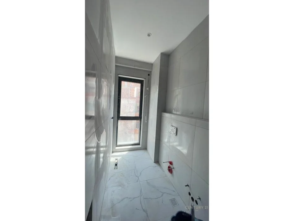 Tirane, jepet me qera zyre Kati 3, 141 m² 2.000 € 