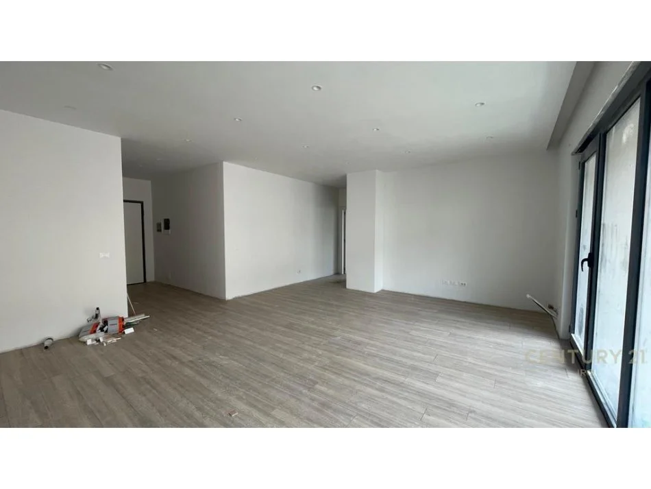 Tirane, jepet me qera zyre Kati 3, 141 m² 2.000 € 