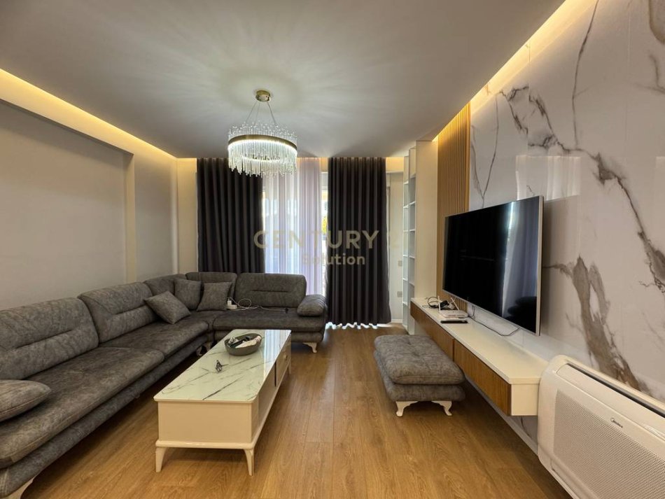 Tirane, shitet apartament 2+1+Ballkon , 299.000 € (liqeni ithate)