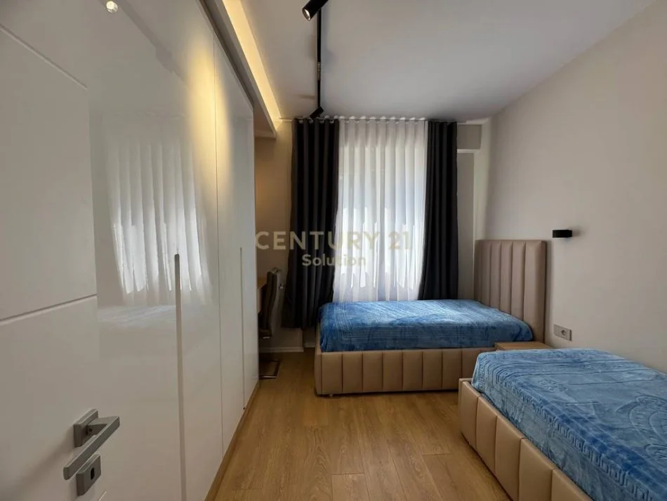 Tirane, shes apartament 2+1+2+ 2 POSTE PARKIMI , 105 m² 299.000 € (Liqeni i Thatë)