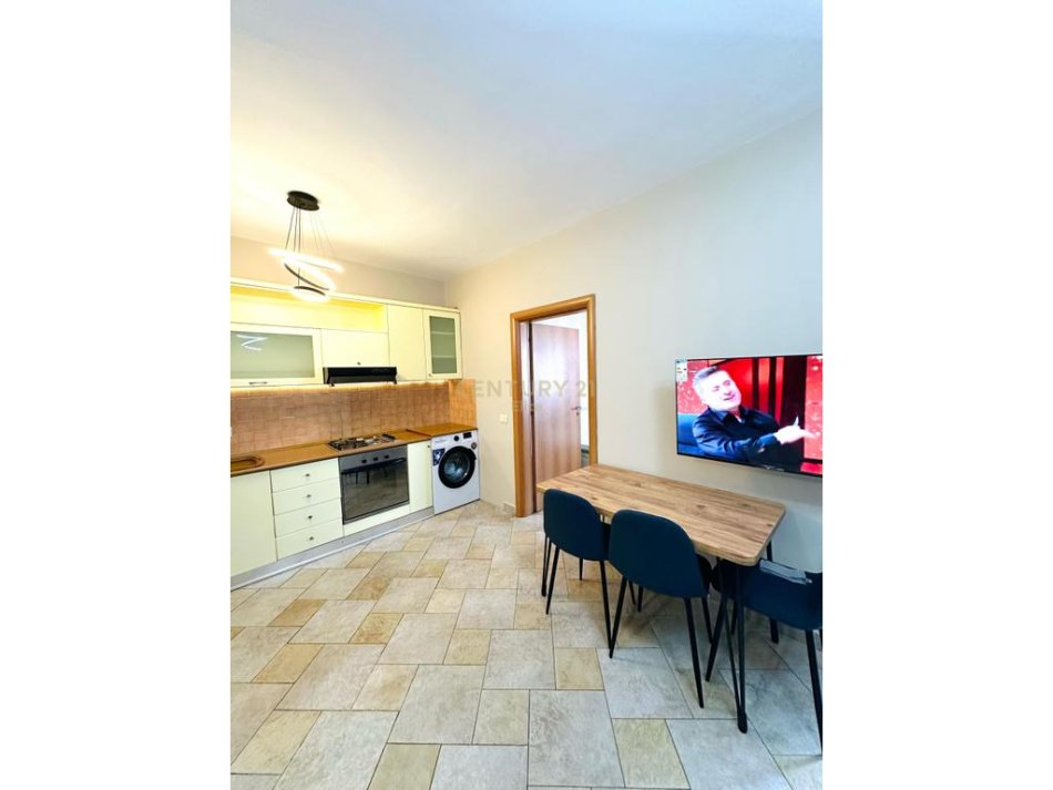 Tirane, jepet me qera apartament 1+1 Kati 15, 59 m² 650 € (Qender)