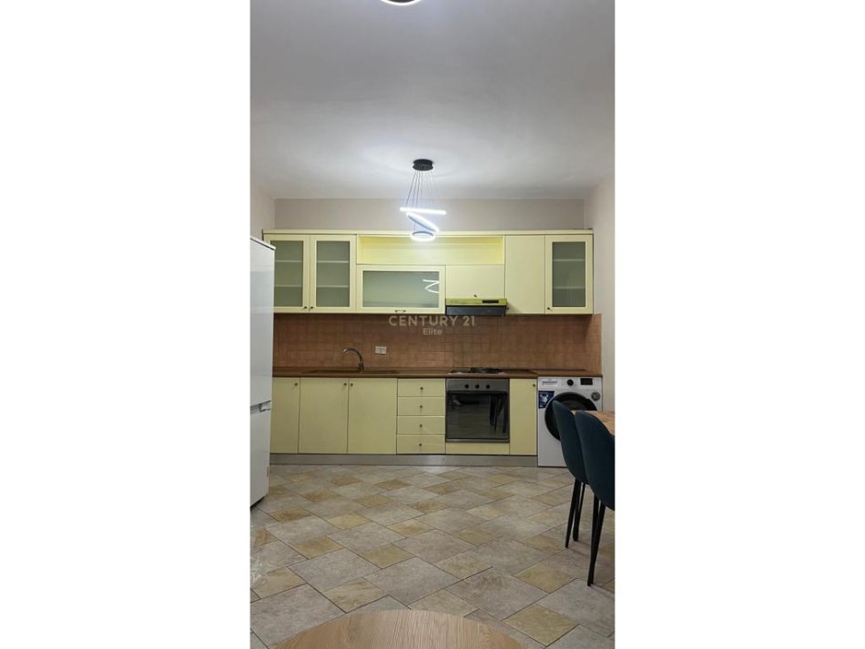 Tirane, jepet me qera apartament 1+1 Kati 15, 59 m² 650 € (Qender)