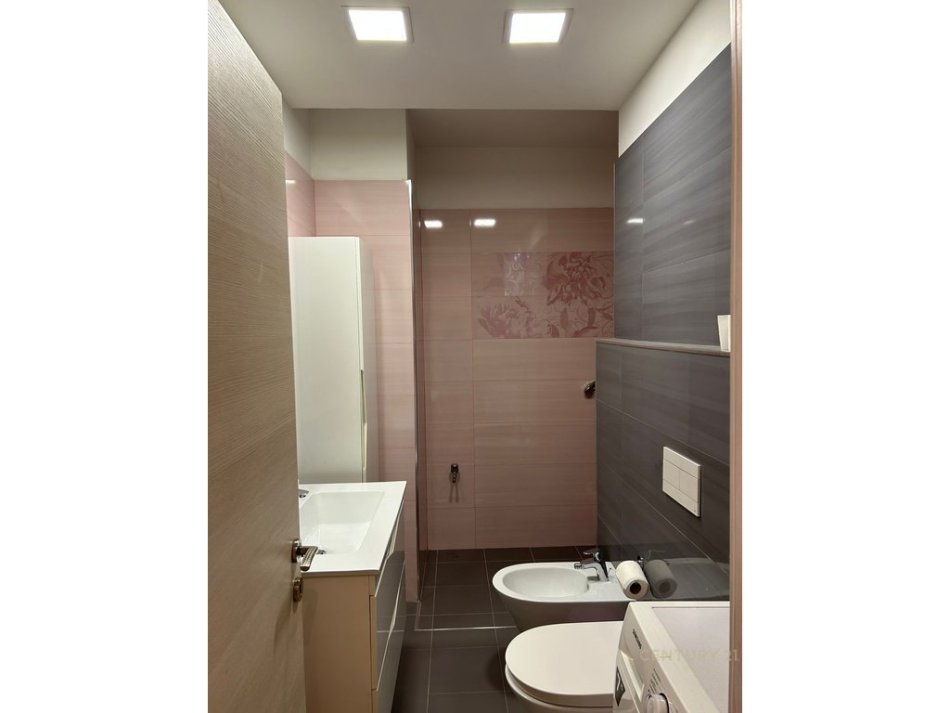 Tirane, jepet me qera apartament 3+1 Kati 6, 115 m² 1.200 € (Ring Center)