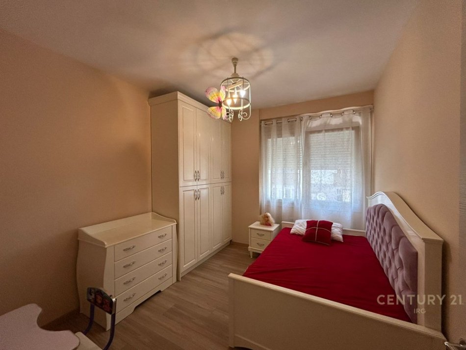 Tirane, jepet me qera apartament 3+1 Kati 6, 115 m² 1.200 € (Ring Center)