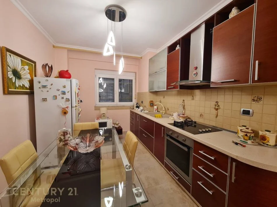 Tirane, jepet me qera apartament 1+1 Kati 2, 70 m² 500 € (RRuga Hoxha Tahsin)