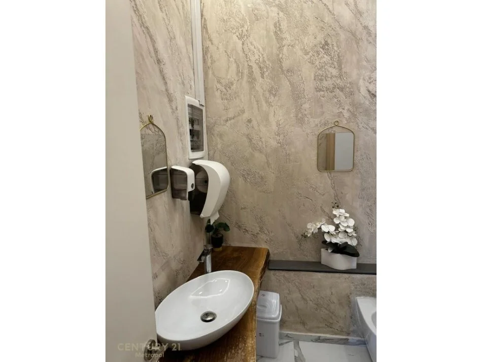 Tirane, shitet bar-resorant Kati 0, 90 m² 210.000 € (Rruga Sulejman Delvina)