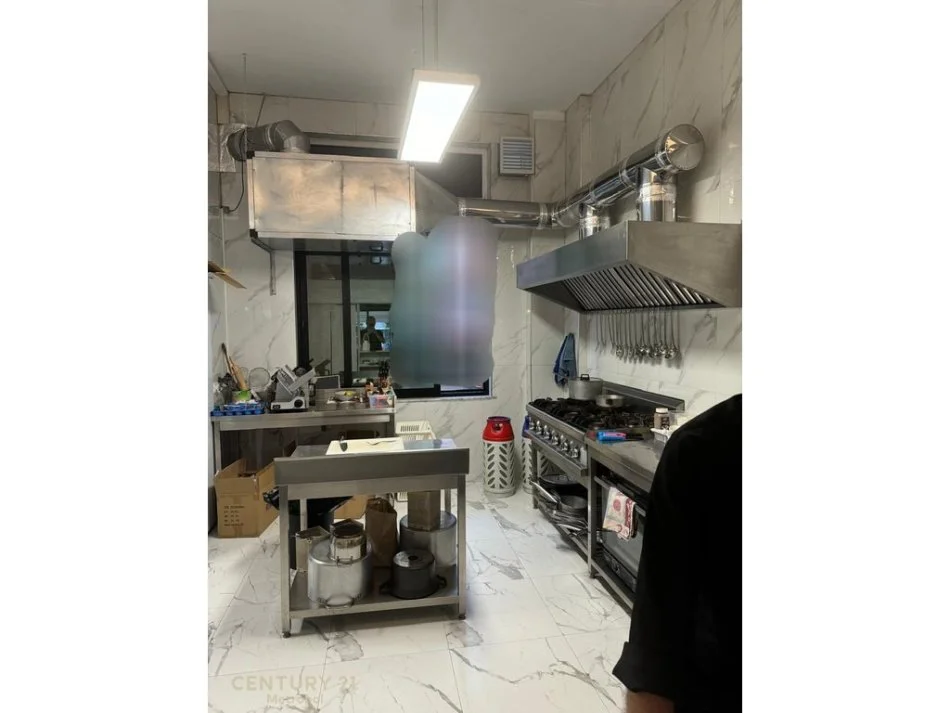 Tirane, shitet bar-resorant Kati 0, 90 m² 210.000 € (Rruga Sulejman Delvina)