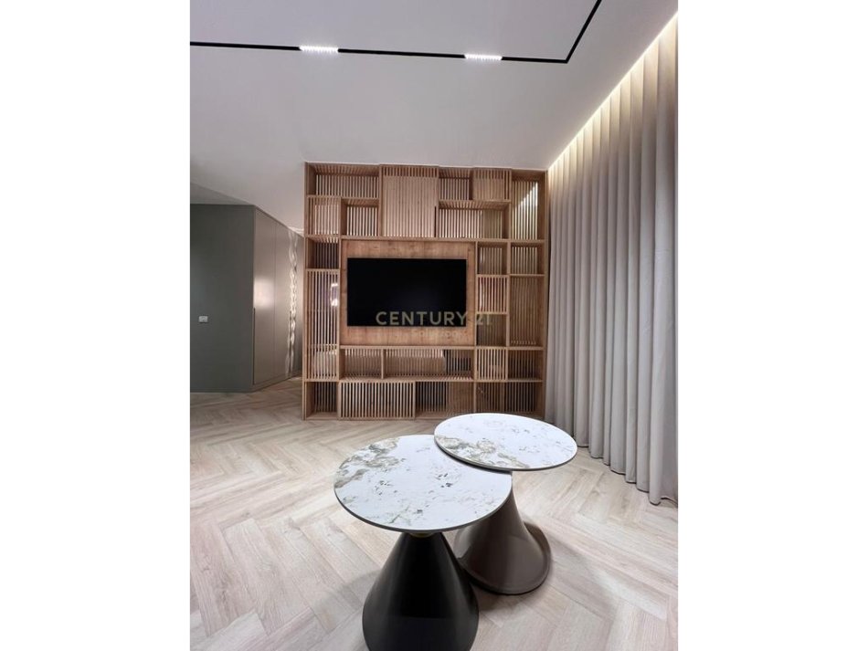 Tirane, jepet me qera garsonier 1+1 Kati 8, 55 m² 800 € (PRANE PAZARIT TE RI)
