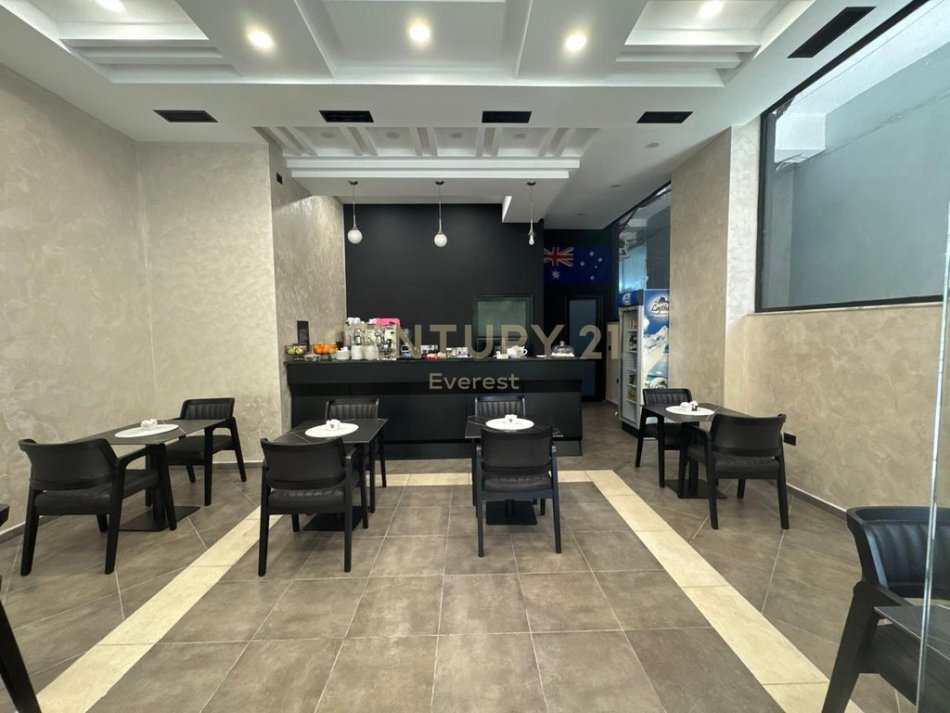 Tirane, jepet me qera bar-kafe Kati 0, 70 m² 1.200 € (BARRIKADAVE)