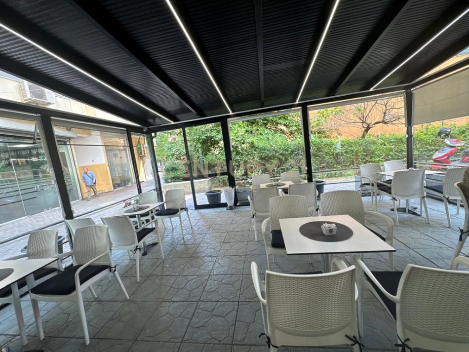 Tirane, jepet me qera bar-kafe Kati 0, 70 m² 1.200 € (BARRIKADAVE)
