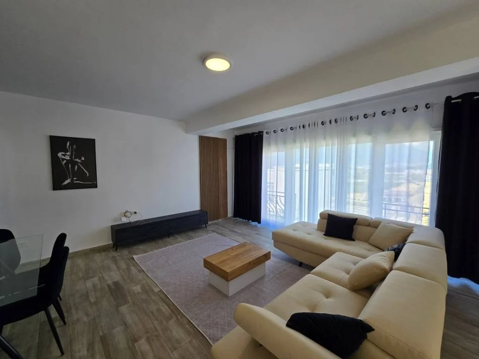 Tirane, jepet me qera apartament 3+1+Ballkon Kati 3, 208 m² 1.050 € (kodra e diellit 2)