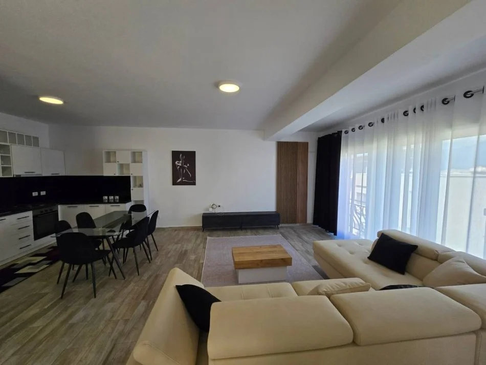 Tirane, jepet me qera apartament 3+1+Ballkon Kati 3, 208 m² 1.050 € (kodra e diellit 2)