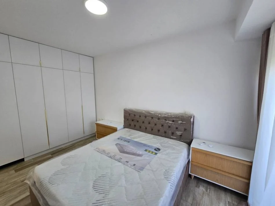Tirane, jepet me qera apartament 3+1+Ballkon Kati 3, 208 m² 1.050 € (kodra e diellit 2)