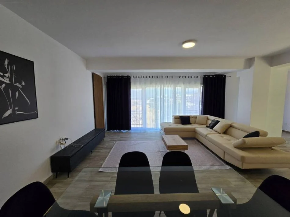 Tirane, jepet me qera apartament 3+1+Ballkon Kati 3, 208 m² 1.050 € (kodra e diellit 2)