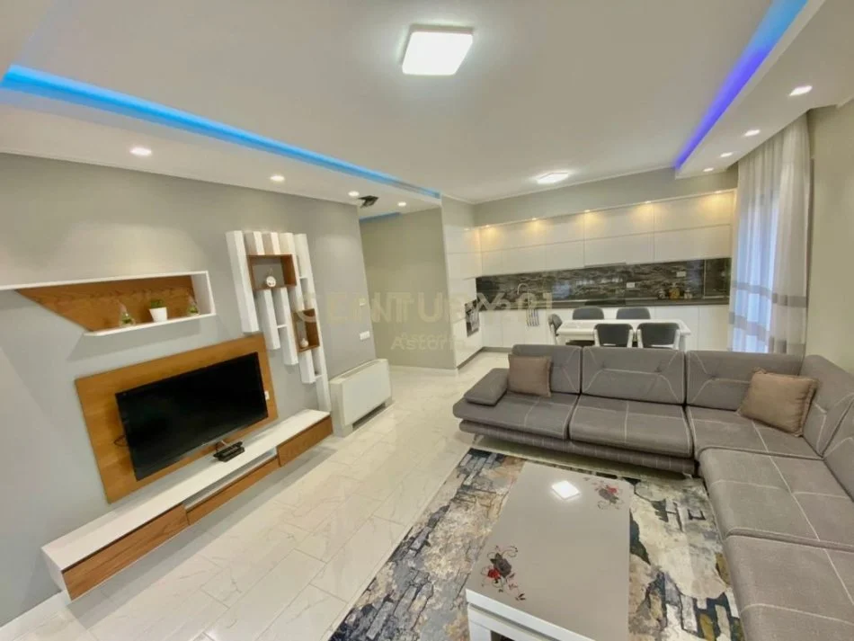 Tirane, jepet me qera apartament 2+1 Kati 5, 115 m² 750 € 