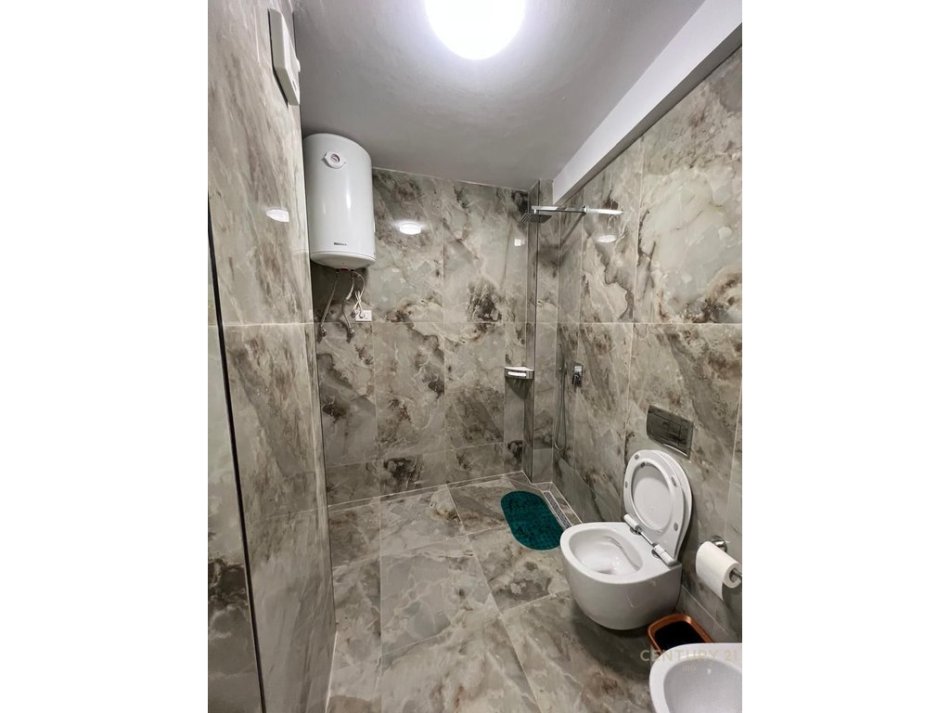 Tirane, jepet me qera apartament 2+1 Kati 3, 85 m² 1.200 € (RRUGA E BARRIKADAVE!)