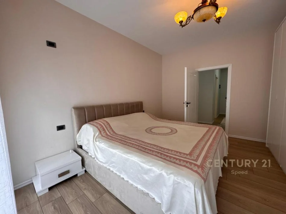 Tirane, jepet me qera apartament 2+1 Kati 2, 110 m² 800 € 