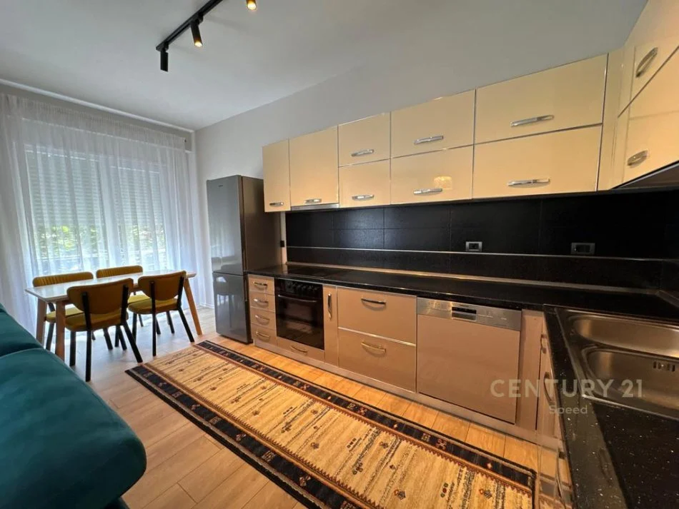 Tirane, jepet me qera apartament 2+1 Kati 2, 110 m² 800 € 