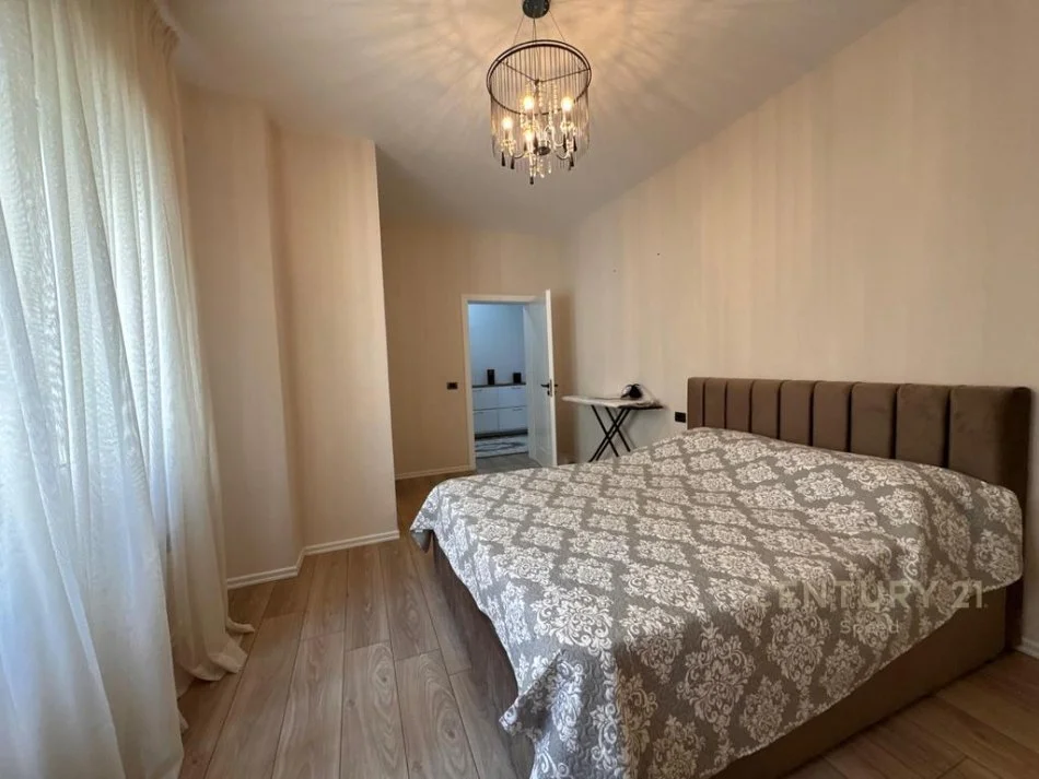 Tirane, jepet me qera apartament 2+1 Kati 2, 110 m² 800 € 