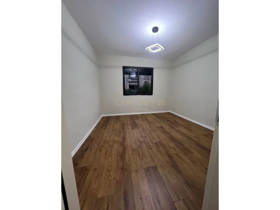 Tirane, shes apartament 1+1 Kati 3, 54 m² 92.000 € (porcelan)