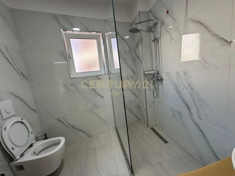 Durres, shitet ambjent biznesi Kati 5, 3.000 m² 3.500.000 € (mali i robit)