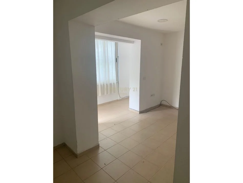 Tirane, jepet me qera zyre Kati 0, 60 m² 450 € (Komuna e Parisit)