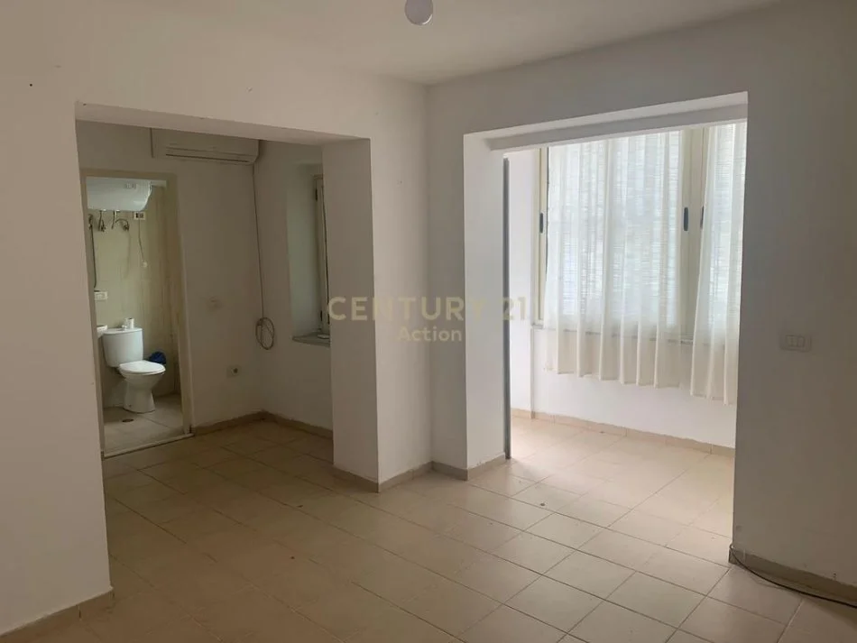 Tirane, jepet me qera zyre Kati 0, 60 m² 450 € (Komuna e Parisit)