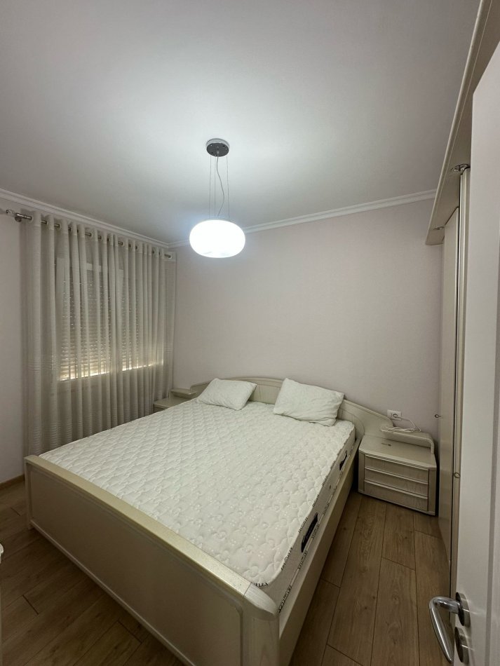 Tirane, jepet me qera apartament 2+1 Kati 2, 122 m² 900 € (prane Pavarottit)