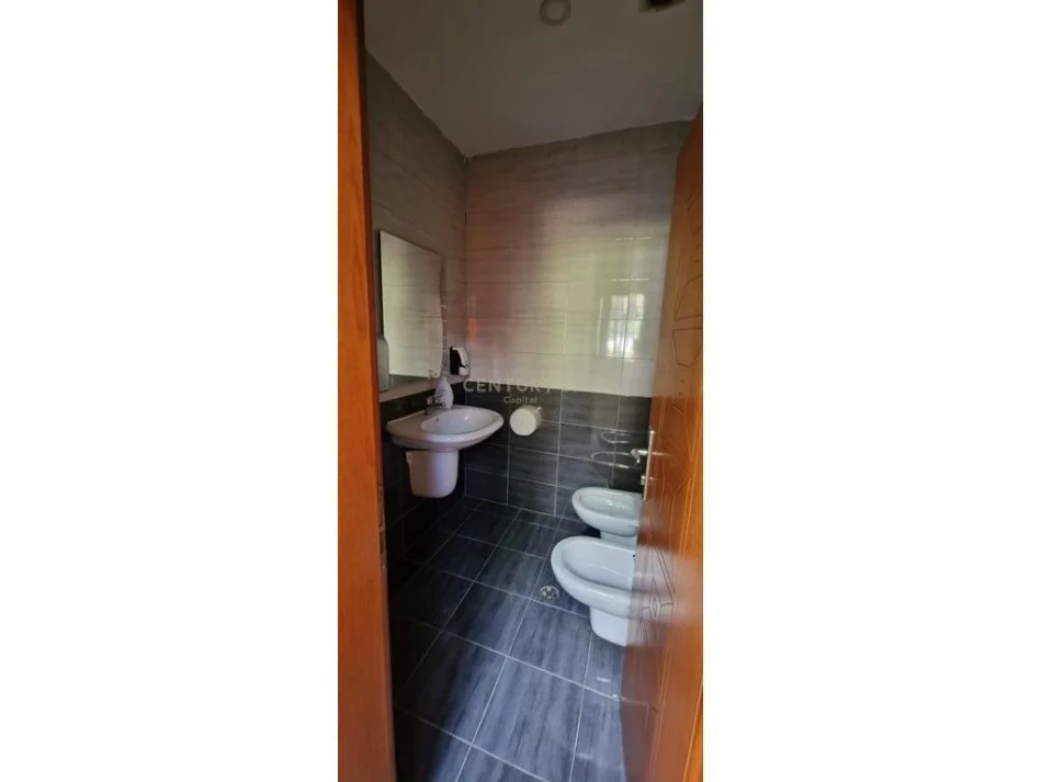 Tirane, jap me qera Godinë dykatëshe , 500 m² 7.500 € (Don Bosko, Hipoteka)