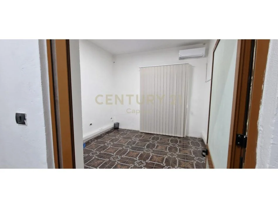 Tirane, jap me qera Godinë dykatëshe , 500 m² 7.500 € (Don Bosko, Hipoteka)