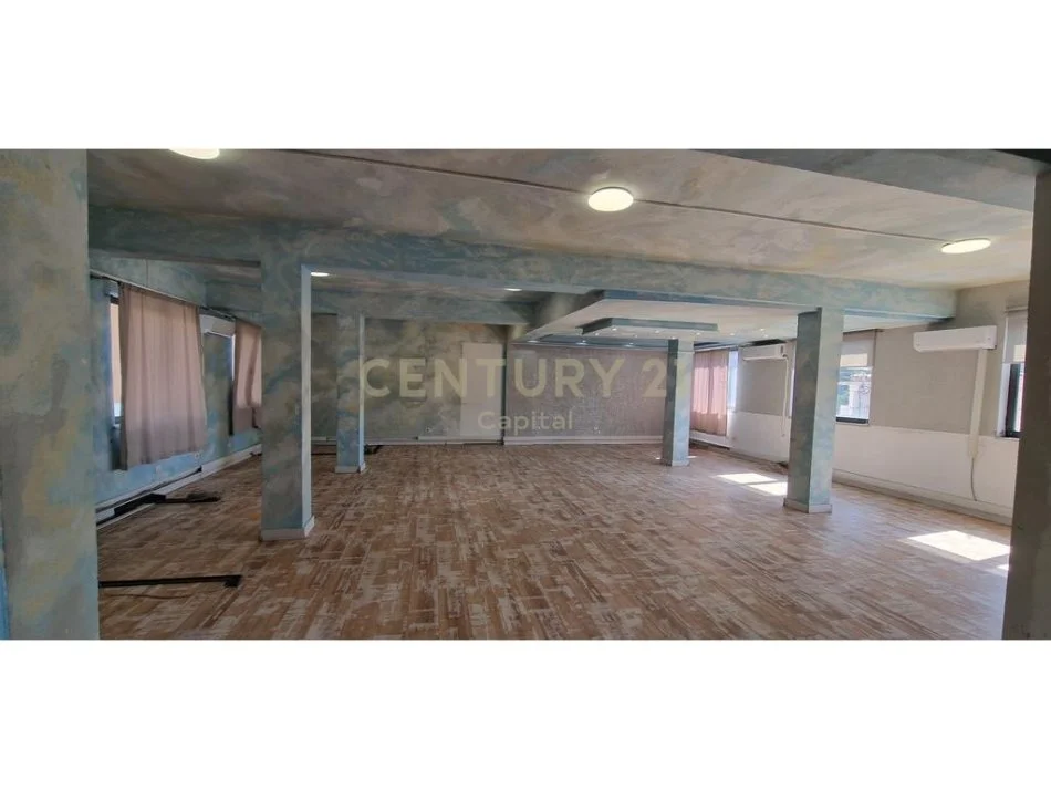 Tirane, jap me qera Godinë dykatëshe , 500 m² 7.500 € (Don Bosko, Hipoteka)