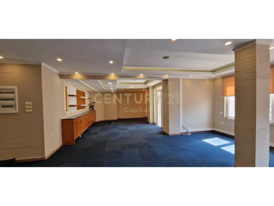 Tirane, jap me qera Godinë dykatëshe , 500 m² 7.500 € (Don Bosko, Hipoteka)