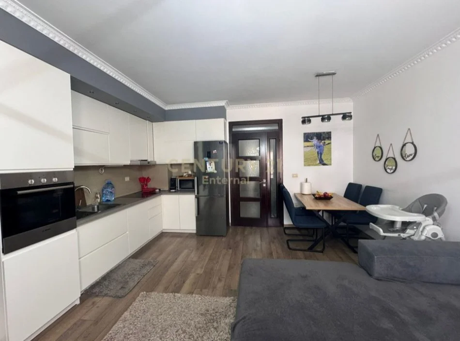 Tirane, shitet apartament 2+1+Ballkon Kati 3, 104 m² 155.000 € (Fresk)