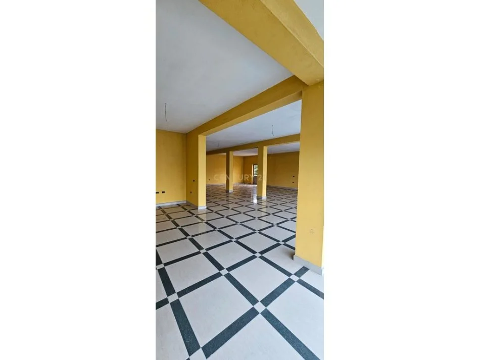 Durres, jepet me qera dyqan Kati 2, 472 m² 600 € (Shkozet, Durrës)