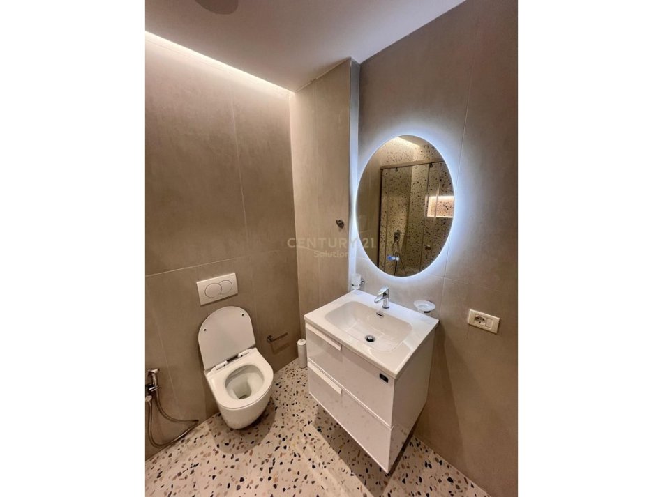 Tirane, jepet me qera apartament 1+1 Kati 8, 55 m² 800 € (PRANE PAZARIT TE RI)