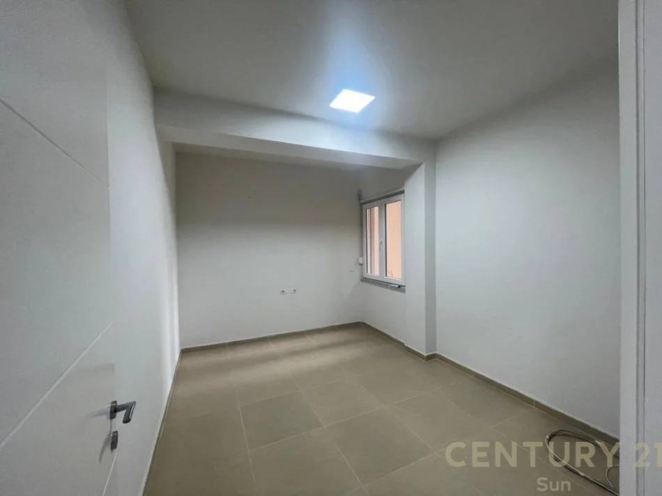 Tirane, jap me qera apartament 2+1 , 105 m² 950 € (Rruga e Kosovarëve)