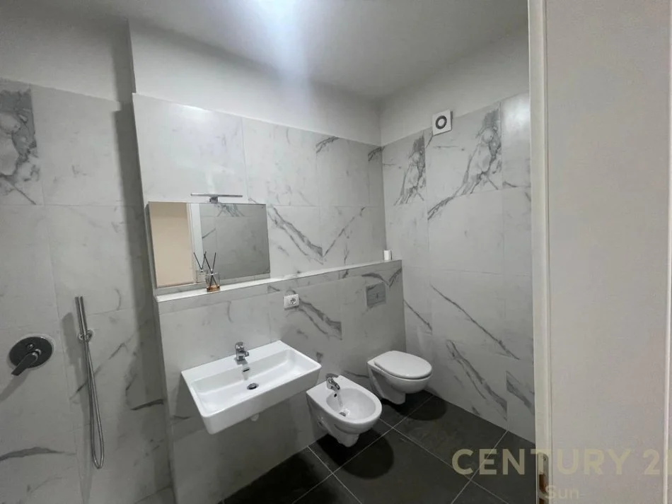 Tirane, jap me qera apartament 2+1 , 105 m² 950 € (Rruga e Kosovarëve)