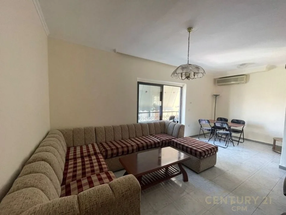 jepet me qera , 500 €