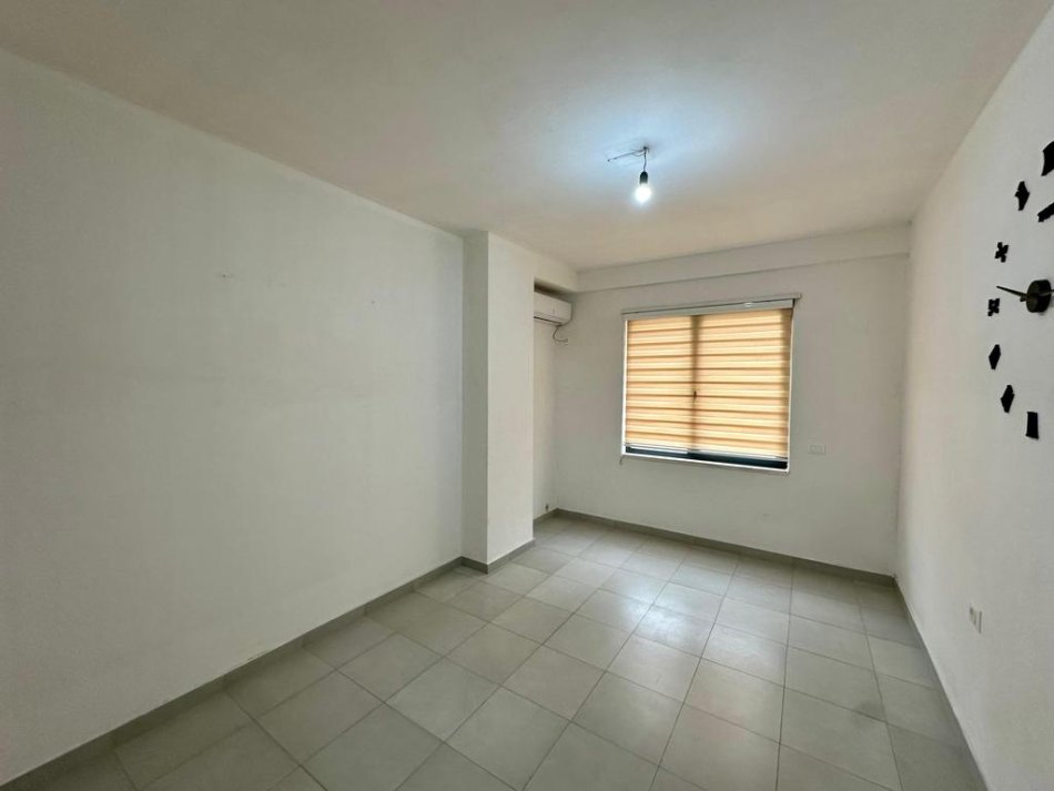 Tirane, jepet me qera apartament Kati 3, 94 m² 750 € (Pazari i Ri)