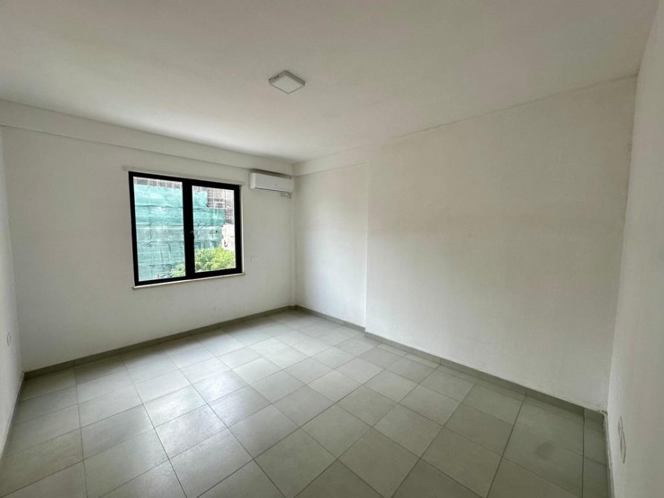 Tirane, jepet me qera apartament Kati 3, 94 m² 750 € (Pazari i Ri)
