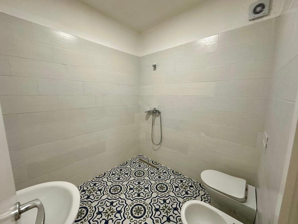 Tirane, jepet me qera apartament Kati 3, 94 m² 750 € (Pazari i Ri)
