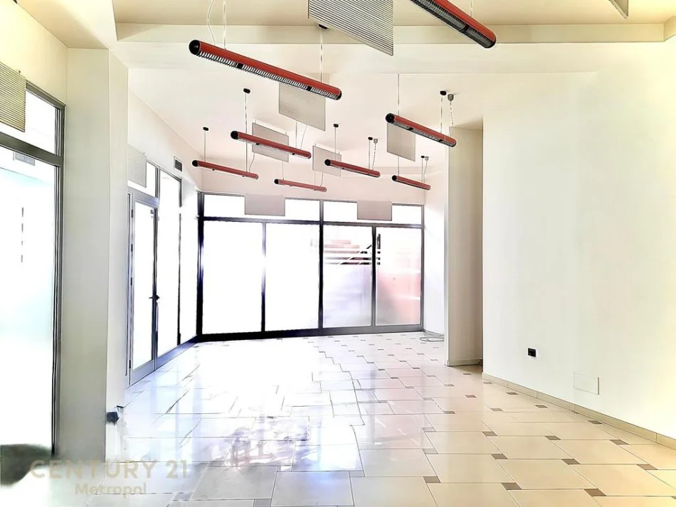 Tirane, jepet me qera ambjent biznesi Kati 0, 85 m² 800 € (Pazari i Ri)