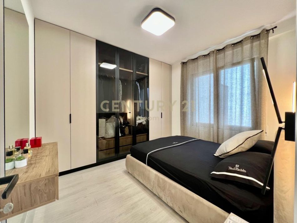 Tirane, jepet me qera apartament 2+1+Ballkon Kati 5, 91 m² 800 € (kodra e diellit 1)