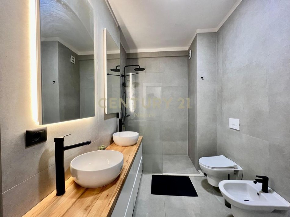 Tirane, jepet me qera apartament 2+1+Ballkon Kati 5, 91 m² 800 € (kodra e diellit 1)