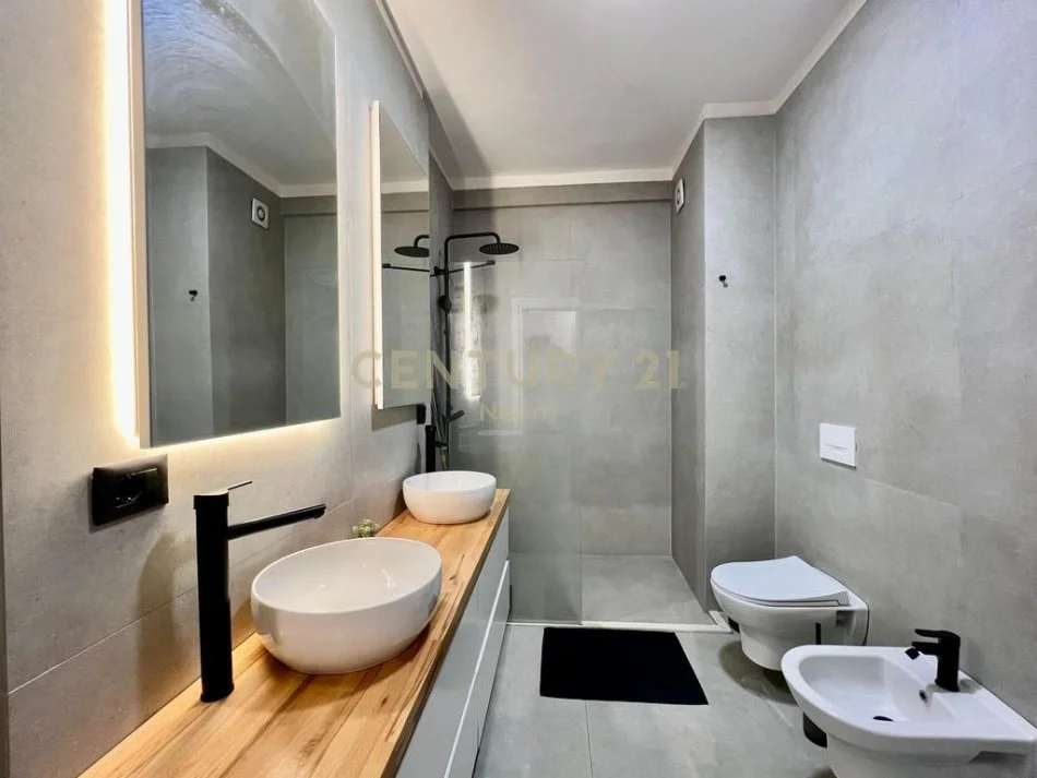 Tirane, jepet me qera apartament 2+1+Ballkon Kati 5, 90 m² 800 € (Kodra e Diellit)