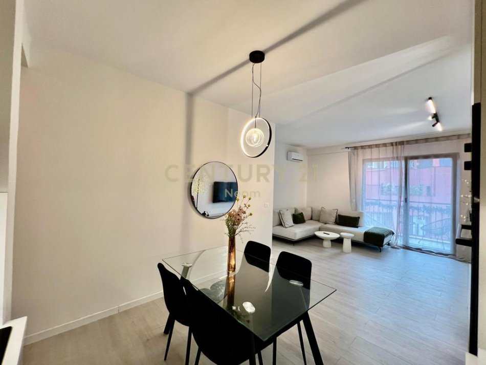 Tirane, jepet me qera apartament 2+1+Ballkon Kati 5, 91 m² 800 € (kodra e diellit 1)