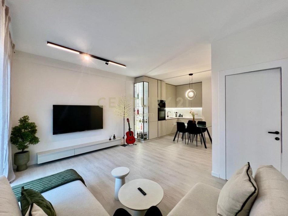 Tirane, jepet me qera apartament 2+1+Ballkon Kati 5, 91 m² 800 € (kodra e diellit 1)